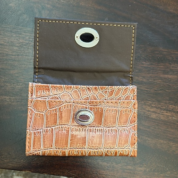 Embossed wallet - Picture 5 of 7